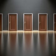 Une série de portes fermées qui se ressemblent