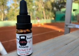 La teinture CBD Real sur fond de court de tennis