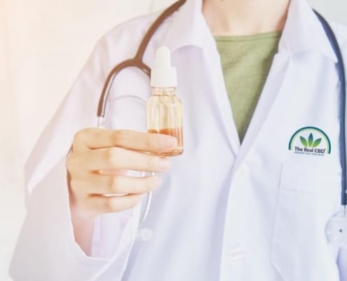 Arzt hält eine Tinkturflasche mit Öl