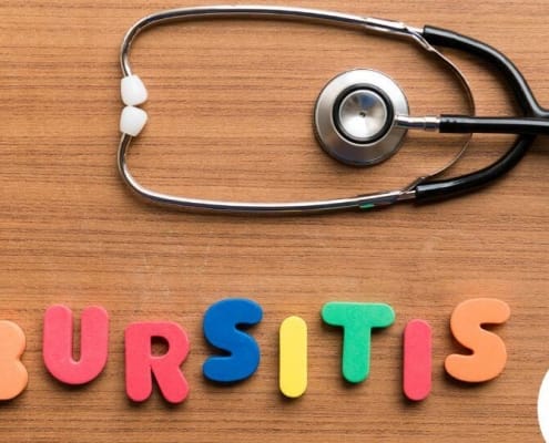 Bursitis-Plastikbuchstaben auf einem Holztisch