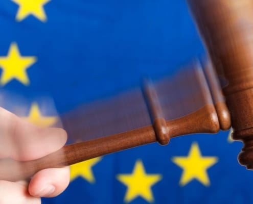 Hammer des Richters über die europäische Flagge