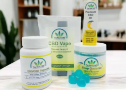 Produits CBD pour le sommeil sur une table en bois dans un magasin - The Real CBD Brand