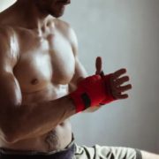 Un homme enveloppe sa main pour un combat de MMA