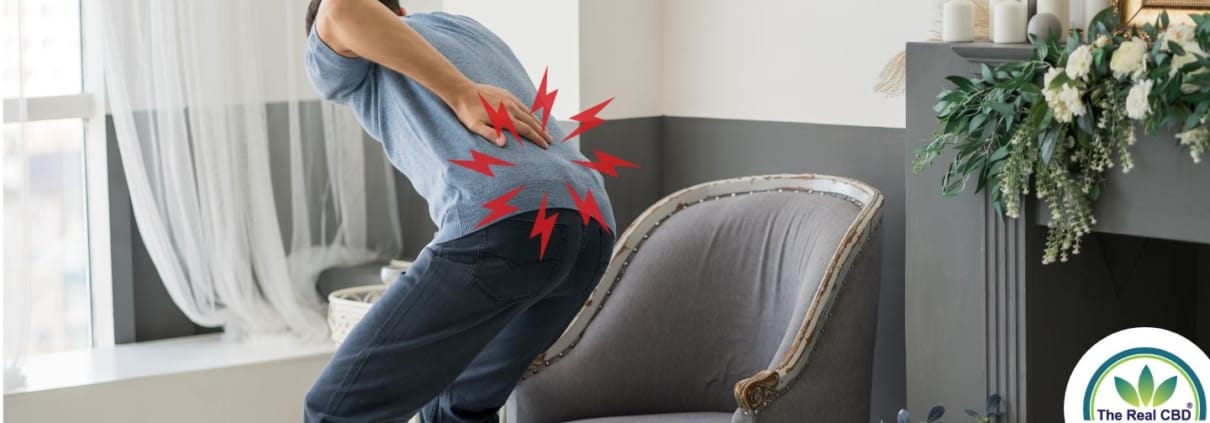 Homme se penchant avec des douleurs dorsales sciatique